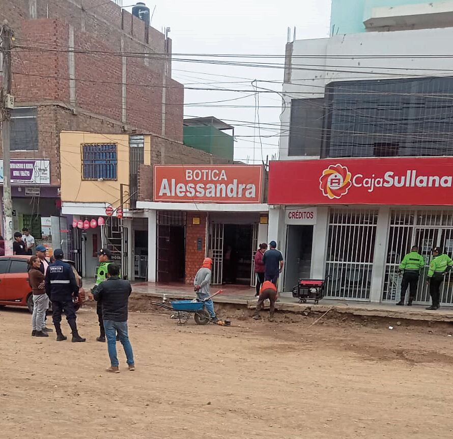 Criminales, fuertemente armados, amenazaron a clientes y trabajadores.