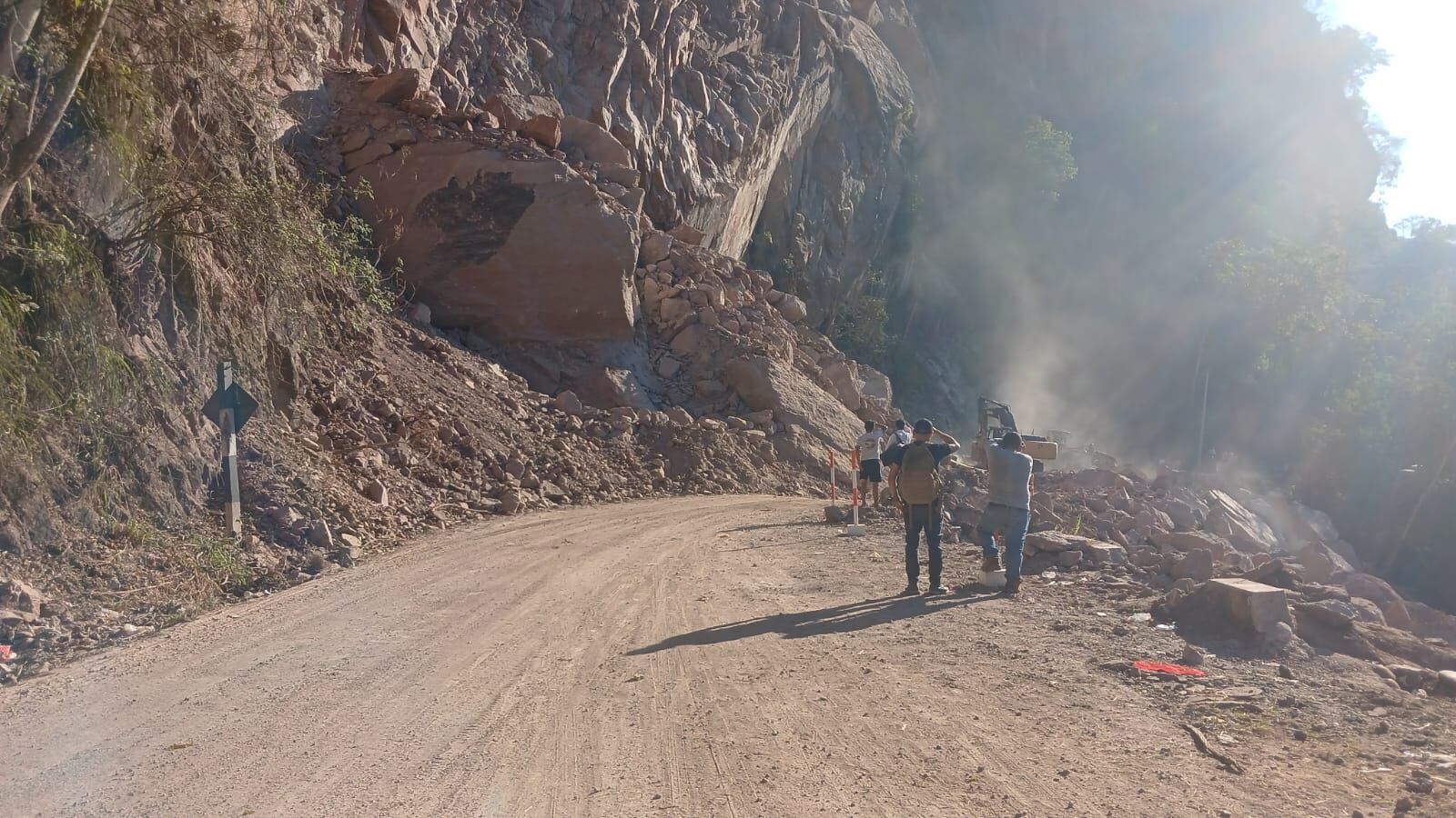 Chanchamayo: Por segundo día consecutivo pase bloqueado en “Boca Tigre“ por constante caída de rocas
