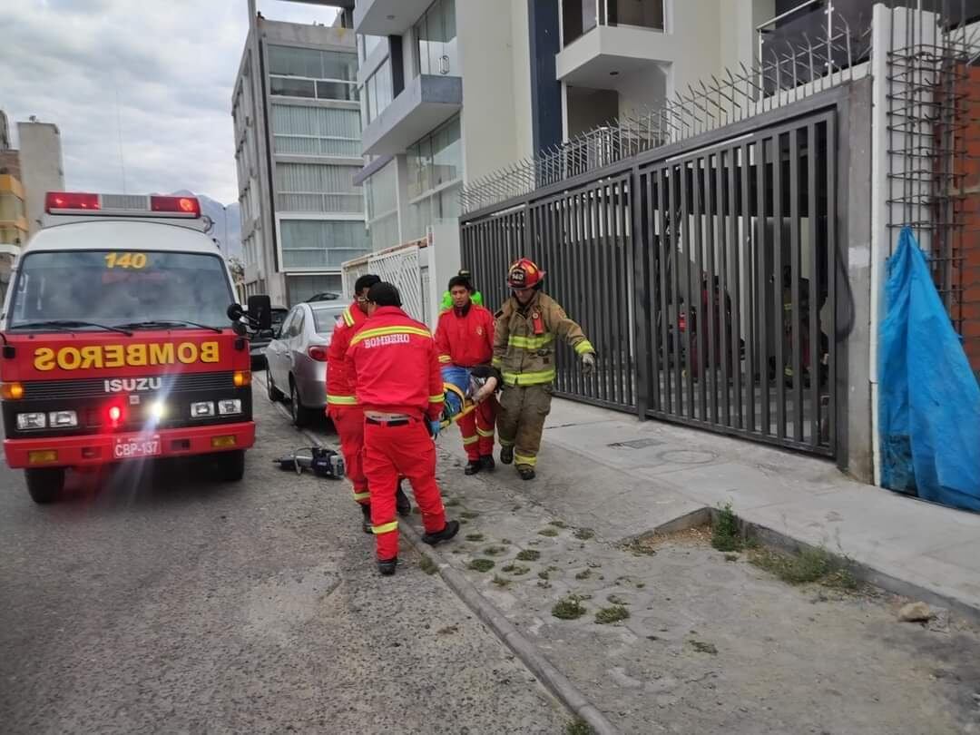 Herido fue trasladado al hospital de EsSalud de Arequipa tras ser estabilizado por los bomberos. (Foto: Pedro Torres)