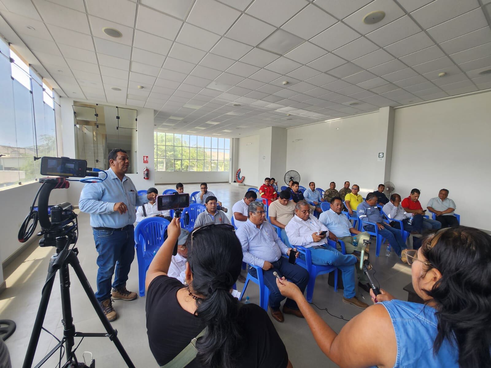 Alcalde se reúne con autoridades locales y de la EPS Grau para buscar solución, debido a que los moradores deben comprar bidones del líquido