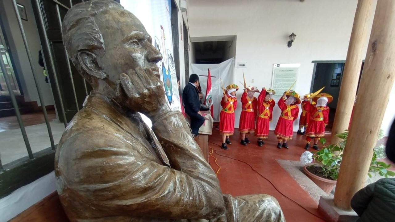 Realizaron trabajos de mantenimiento y conservación de la fachada del Monumento Histórico conocido como Casa Vallejo.