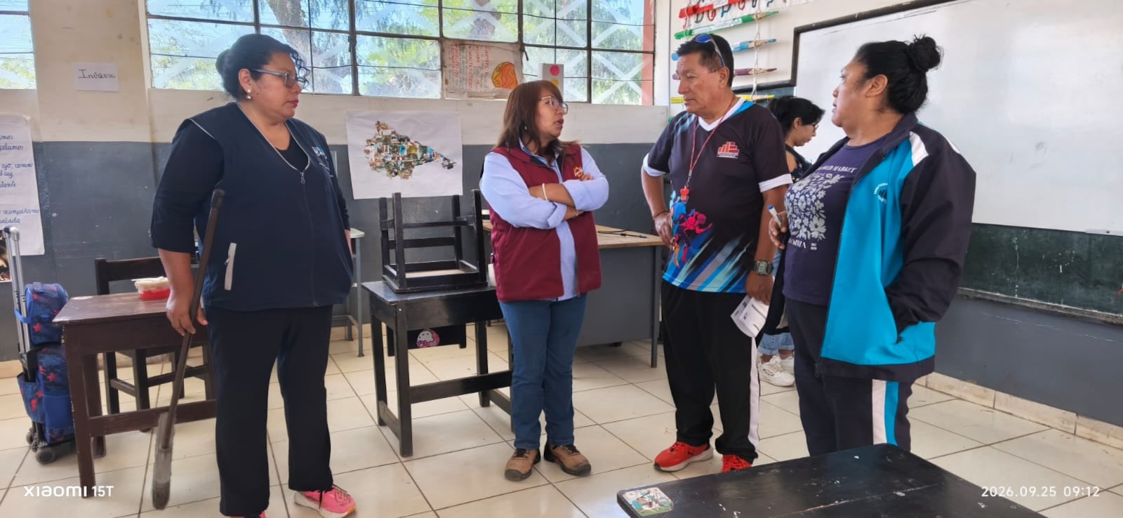 Escolares estudian en colegio con techo colapsado hace un año
