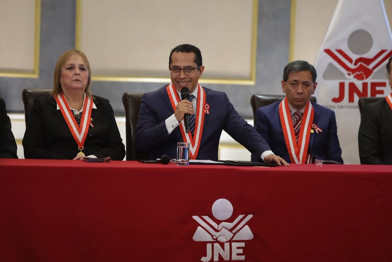 Presidente del JNE afirma que cada voto tiene el mismo valor y pide confianza en el proceso electoral. Composición: Diario Correo.
