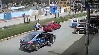 Mujer bota a perrito desde un taxi y lo deja en medio de la calle (VIDEO)