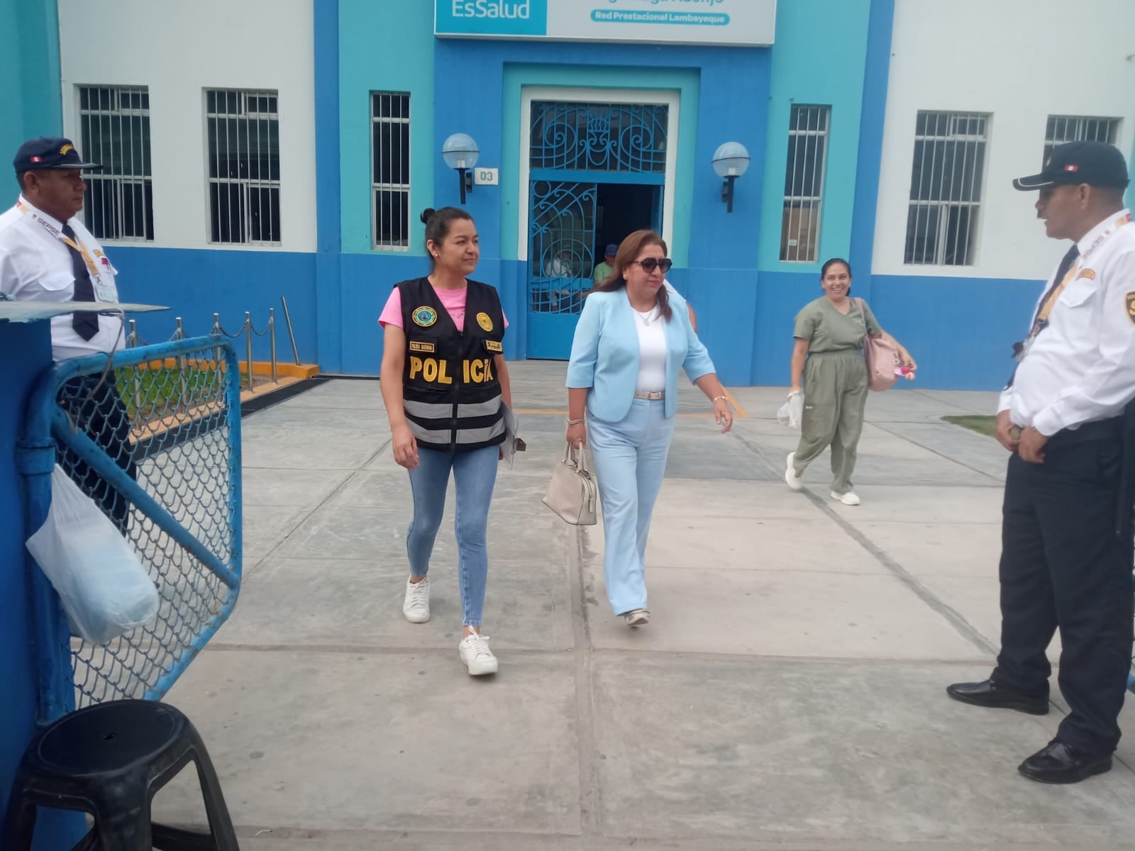 Policía y Fiscalía llegaron al hospital Almanzor Aguinaga.