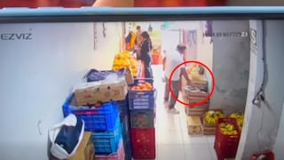 Pisco: cámaras captan a delincuentes robando celular a joven en mercado