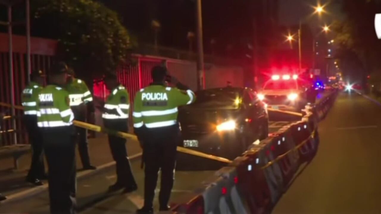 Un vehículo fue atacado a balazos esta noche en la cuadra 9 de la avenida Arequipa. El conductor fue trasladado al hospital Rebagliati. FOTO: CAPTURA PANAMERICANA TV