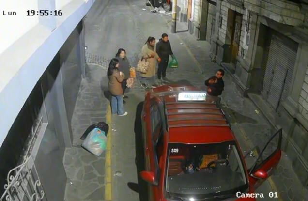 Conductor logra sacar al niño debajo del automóvil. Foto: difusión.