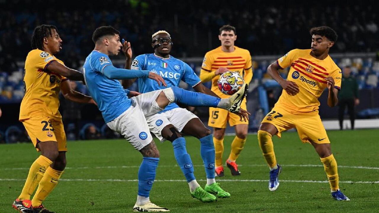 Al Barza le faltó lo más importante, rematar pero no pudo. (Foto: EFE/CIRO FUSCO)