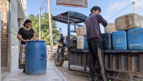 Miles de familias, como la de María Sernaqué, se ven obligadas a comprar agua a diario a los que venden en motofurgones.