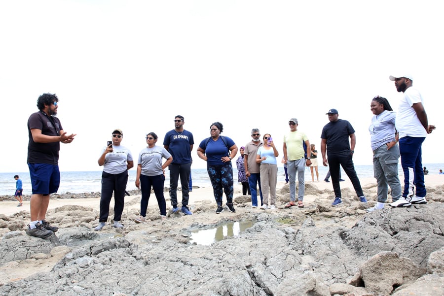 El geocientífico Xavier Moonan (i) explicando a estudiantes y turistas las características geológicas de las rocas levantadas por los terremotos de Venezuela en la nueva línea costera de Galfa en Cedros (Trinidad y Tobago). Moonan, quien realizó investigaciones de campo en las zonas afectadas, declaró a EFE que secciones de la costa de Galfa, en Cedros, se elevaron aproximadamente seis metros (20 pies) durante los potentes terremotos del pasado 24 de junio. EFE/Andrea de Silva