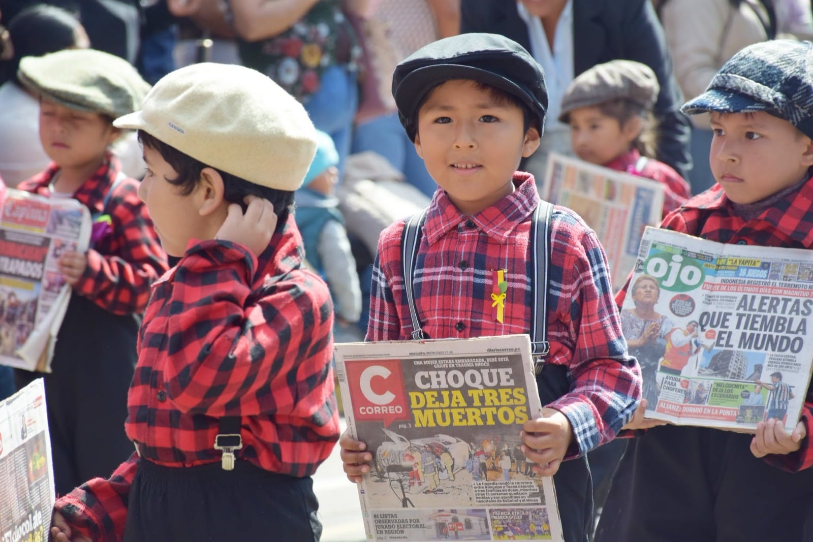 Canillitas que voceaban los principales periódicos de la Ciudad Heroica. (Foto: Difusión)