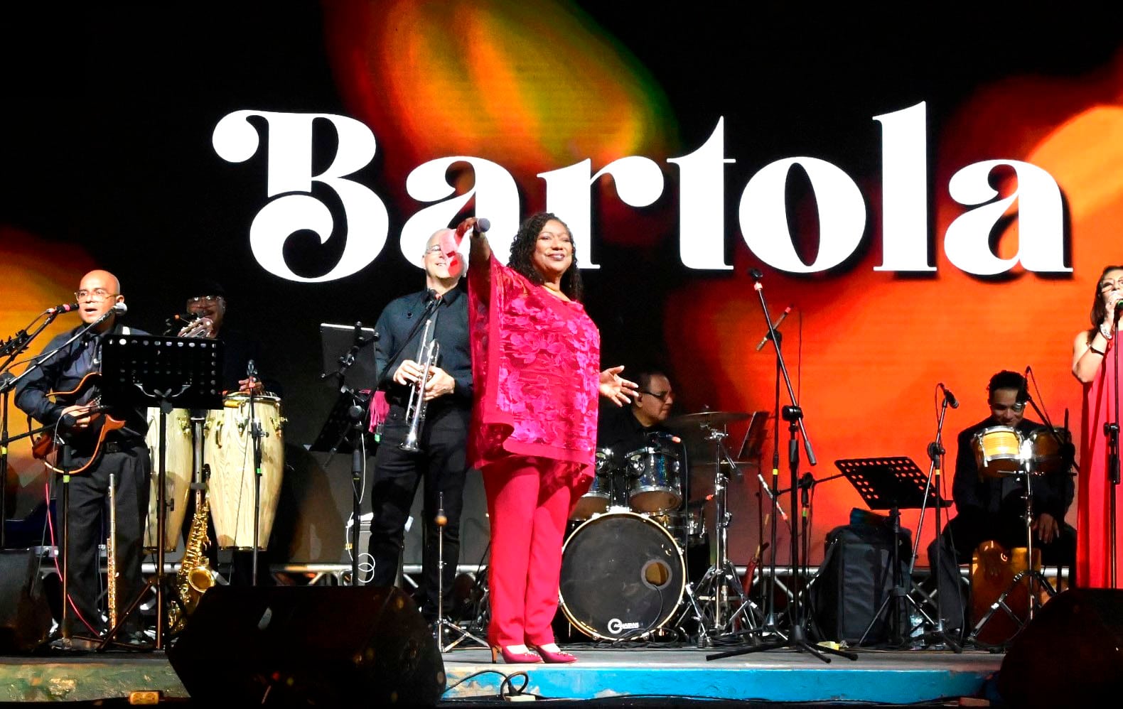Cantante nacional Bartola, hizo vivir una noche espectacular en la serenata al Perú