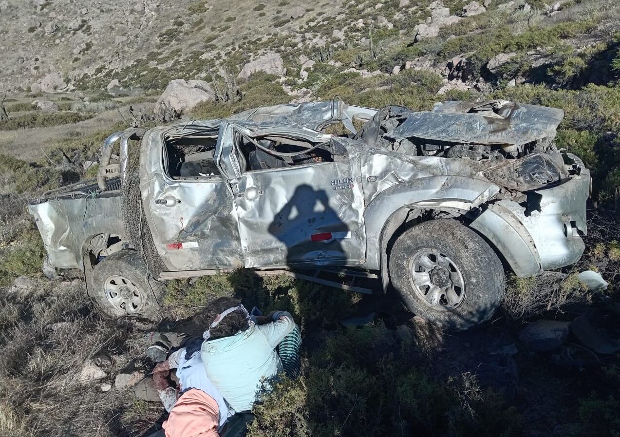 Camioneta resultó con serios daños tras el despiste y vueltas de campana