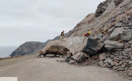 Tuvieron que fracturar las rocas para retirarlas de la Panamericana Sur