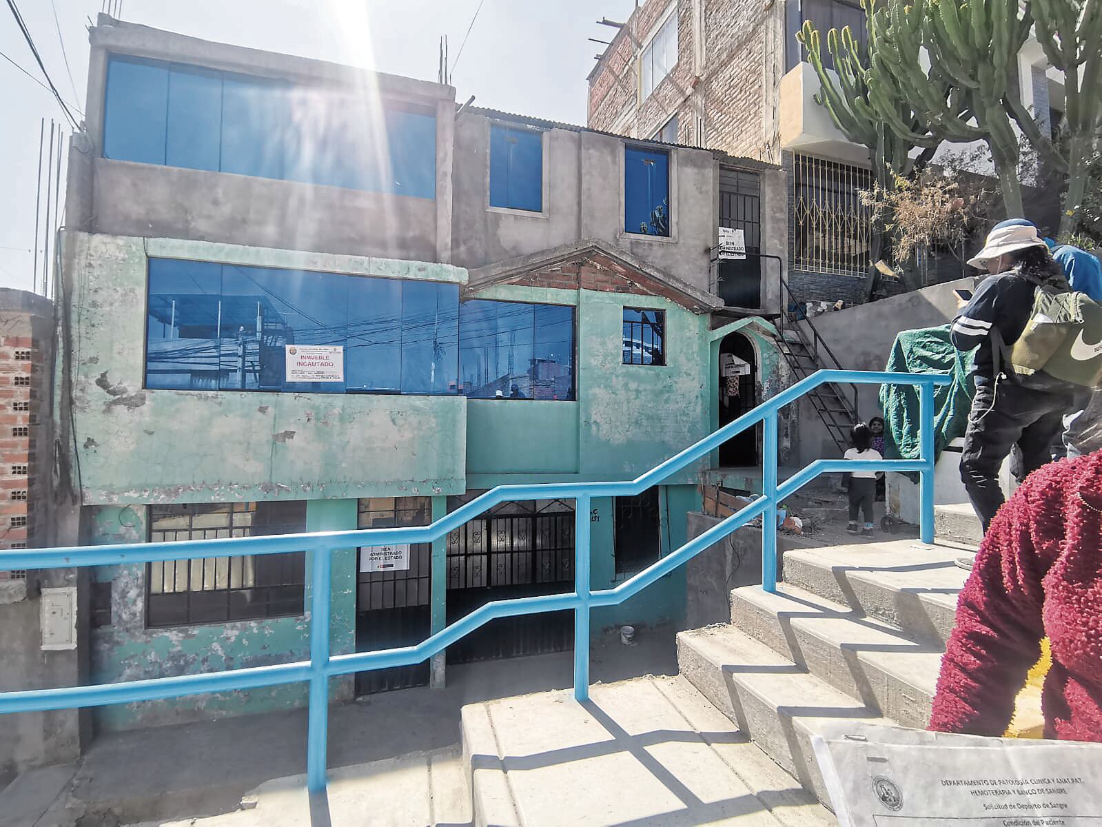 Policía desaloja a familia de vivienda. Foto: GEC.