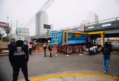 Pueblo Libre: Camión quedó atascado en un puente de la av. Brasil