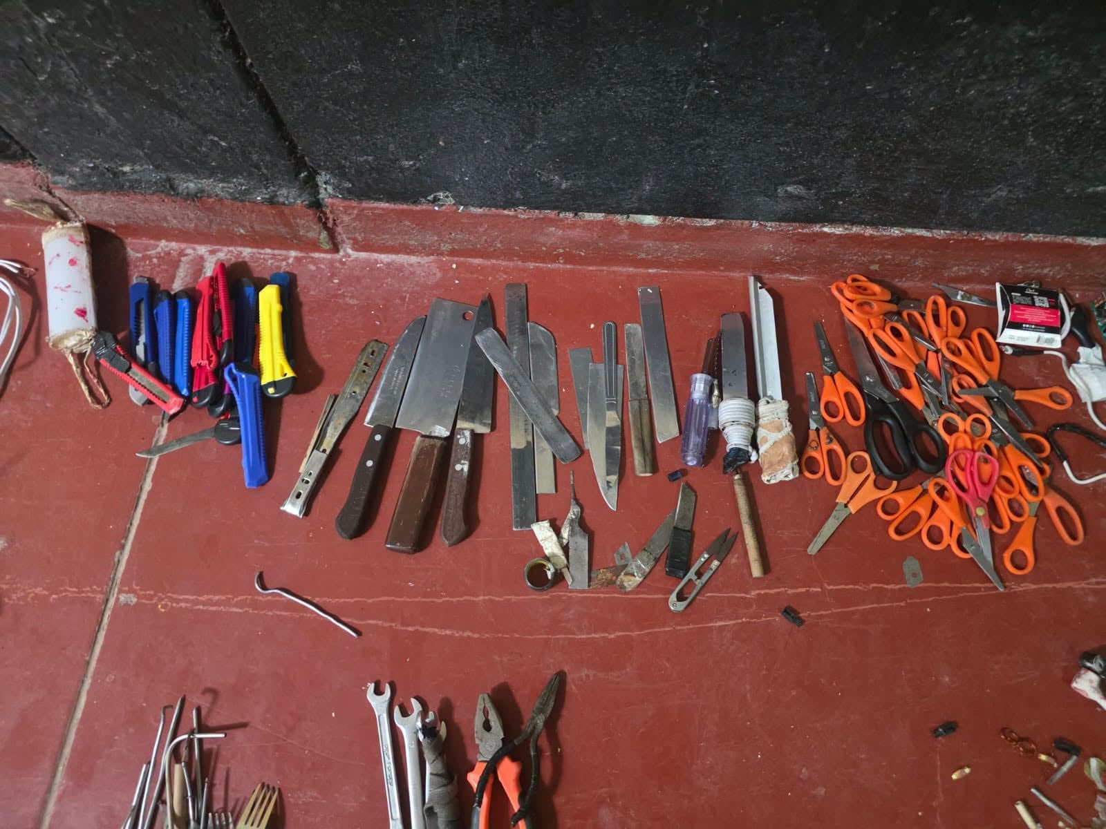 Policías incautaron gran cantidad de armas de diferentes tipos en el penal de Socabaya, Arequipa