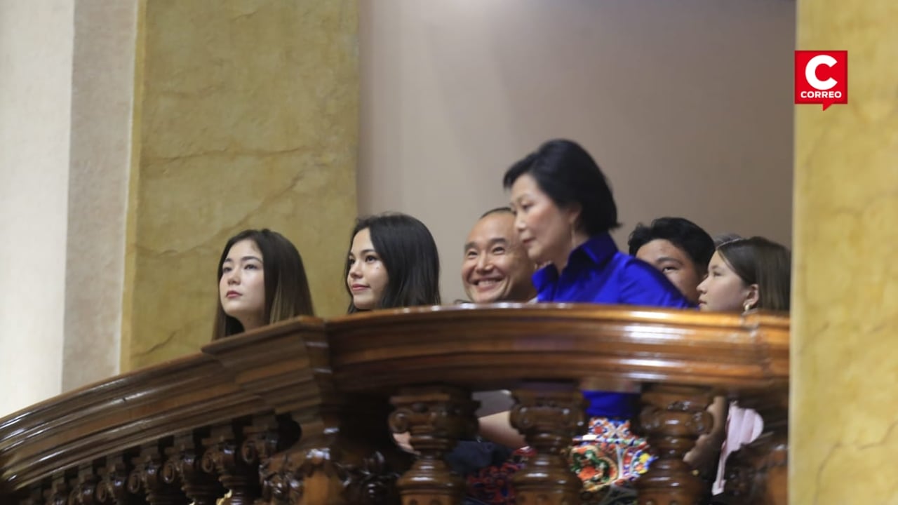 Kyara y Kaori Villanella llegan al Congreso para acompañar a Keiko Fujimori en su juramentación. Fotos: Alonso Chero / @photo.gec