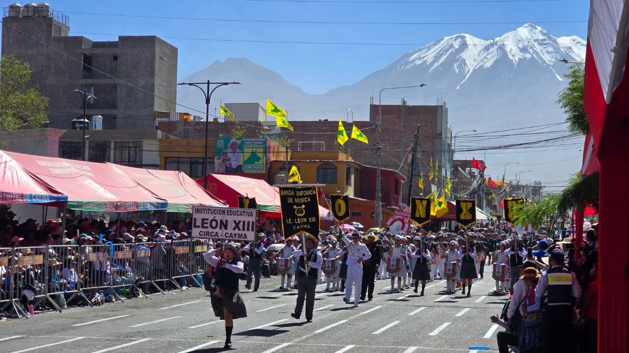 Colegio León XIII en el desfile cívico escolar en Cayma (Arequipa) por el 205 Aniversario de la Independencia del Perú. (Foto: Yunsu Pariapaza/@photo.gec)