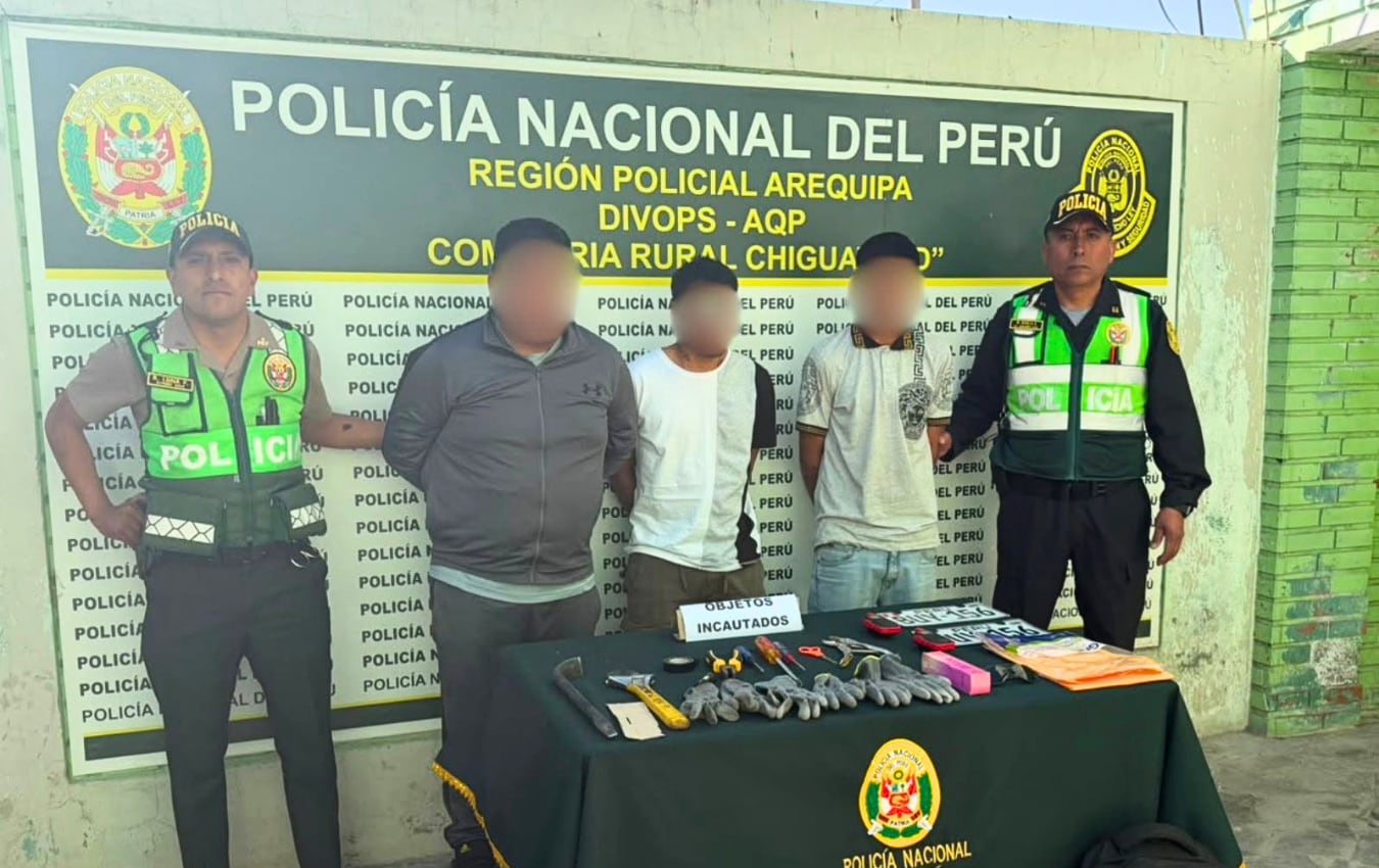 Tres varones fueron detenidos por presuntamente dedicarse al robo de viviendas en Chiguata. Foto: PNP.