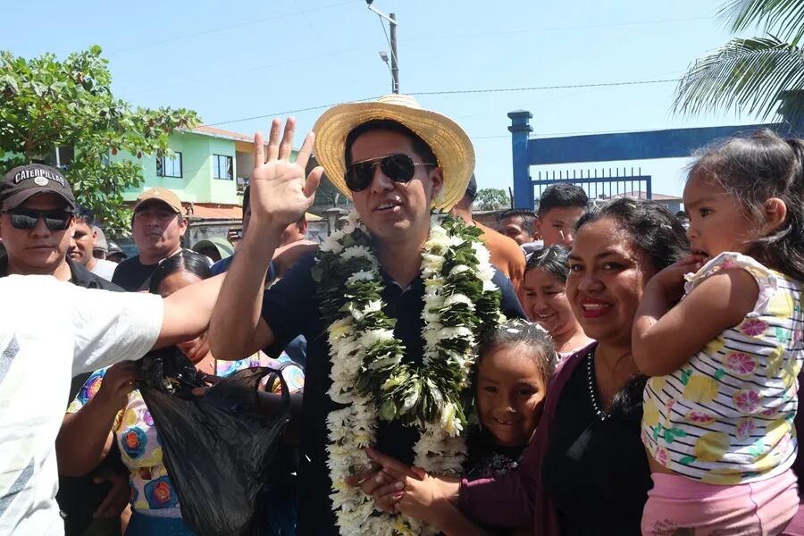 El candidato a la Presidencia de Bolivia Andrónico Rodríguez por la alianza Popular saluda luego de votar este domingo, en Entre Ríos (Bolivia). EFE/ Juan Carlos Torrejón