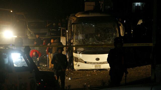 ​Dos muertos y 14 heridos en explosión en un bus cerca de las pirámides Guiza