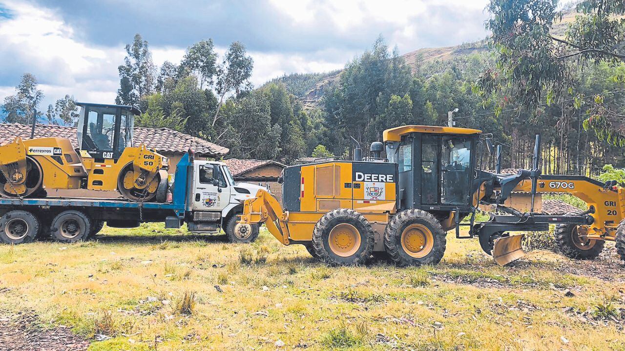 Subgerencia de Caminos advierte que seguro contra todo riesgo de vehículos y maquinaria pesada está a punto de caducar por un tardío requerimiento, debido a que no hay quien haga ese trabajo. Ante el desabastecimiento inminente, el gobernador de La Libertad, César Acuña, avala no realizar un concurso público.