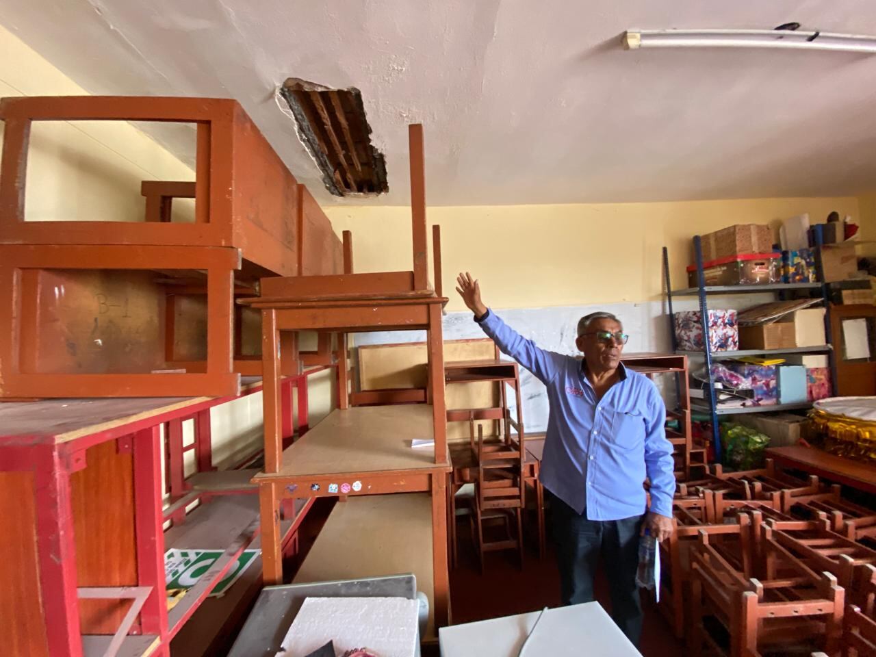 Desprendimiento de material de construcción en el aula cuatro. (Foto: GEC)