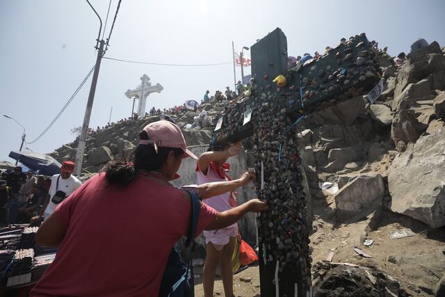 Feligreses piden por sus familias. (Foto: Britanie Arroyo/ @photo.gec)
