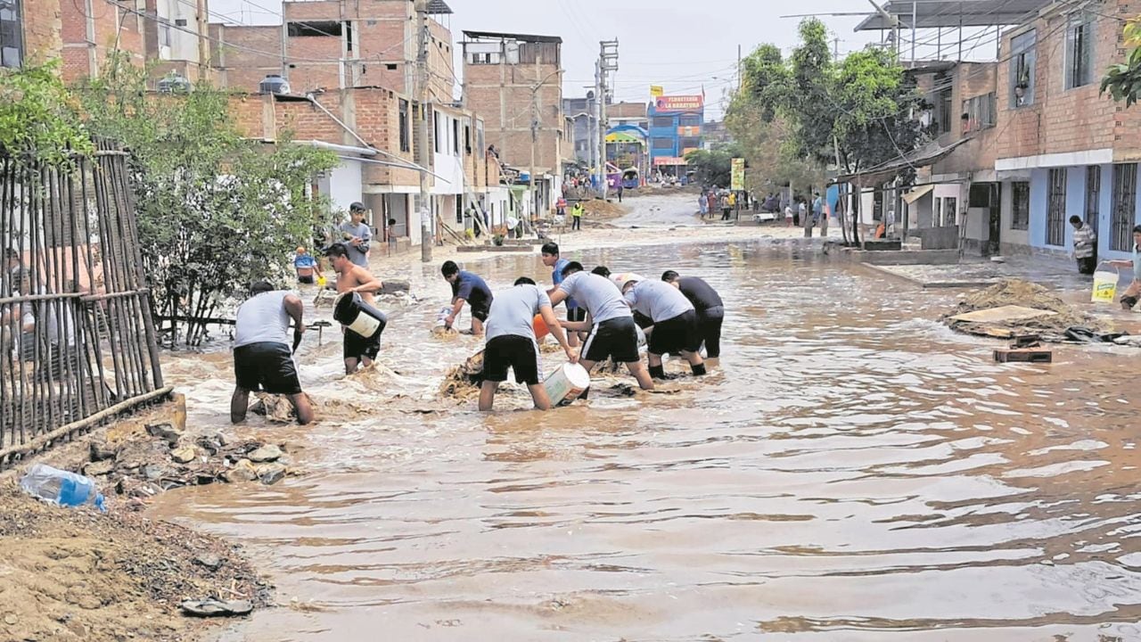 Al menos 80 viviendas de los sectores dos y tres de Wichanzao se inundaron y los propietarios perdieron todos sus bienes. Ante la falta de apoyo oportuno un morador puso a disposición un cargador frontal para retirar la tierra y el lodo.