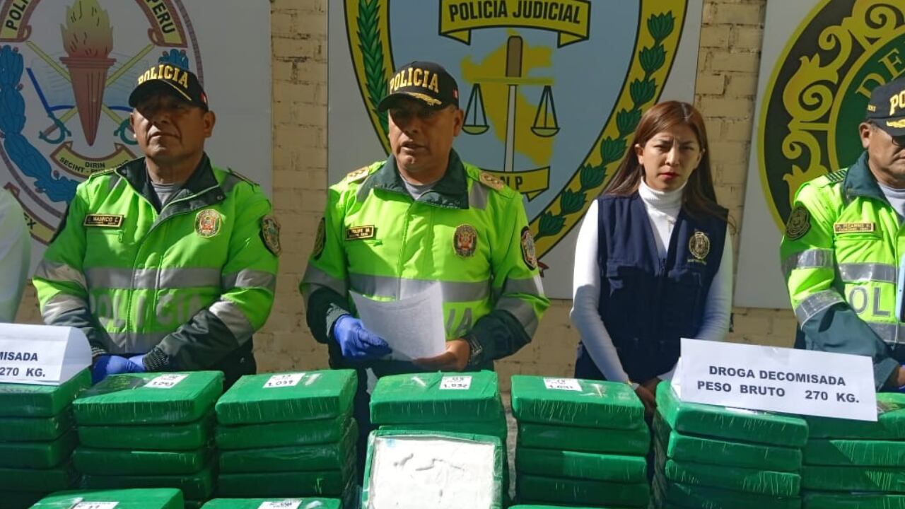 Puno: Incautan 260 paquetes de droga en camión siniestrado en la vía Arequipa.