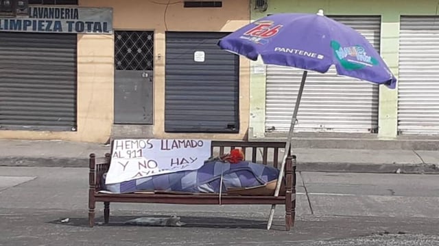 Ecuador: desesperado hijo saca restos de su madre a la calle y pide ayuda para cremación 
