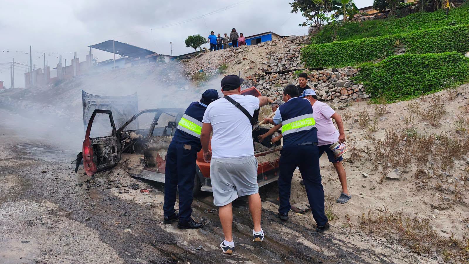 Auto se incendia y conductor queda lesionado en Mollendo, Arequipa