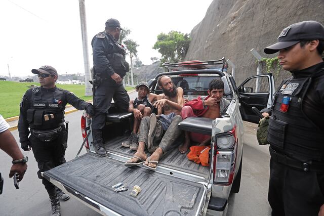 Grupo especial los retira a un lugar seguro.
FOTOS: ALESSANDRO CURRARINO / EL COMERCIO