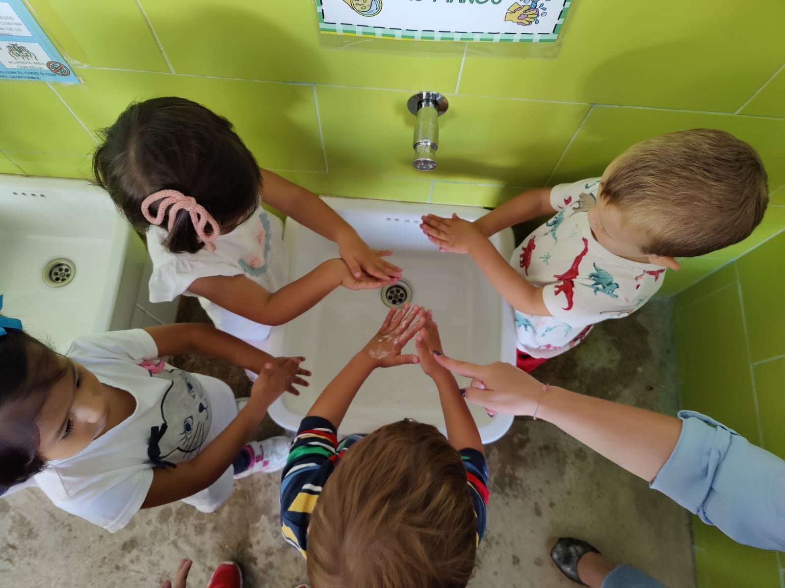 Con el regreso a clases, expertos advierten que el contacto cercano en aulas y cambios de temperatura favorecen la propagación de infecciones respiratorias entre escolares.