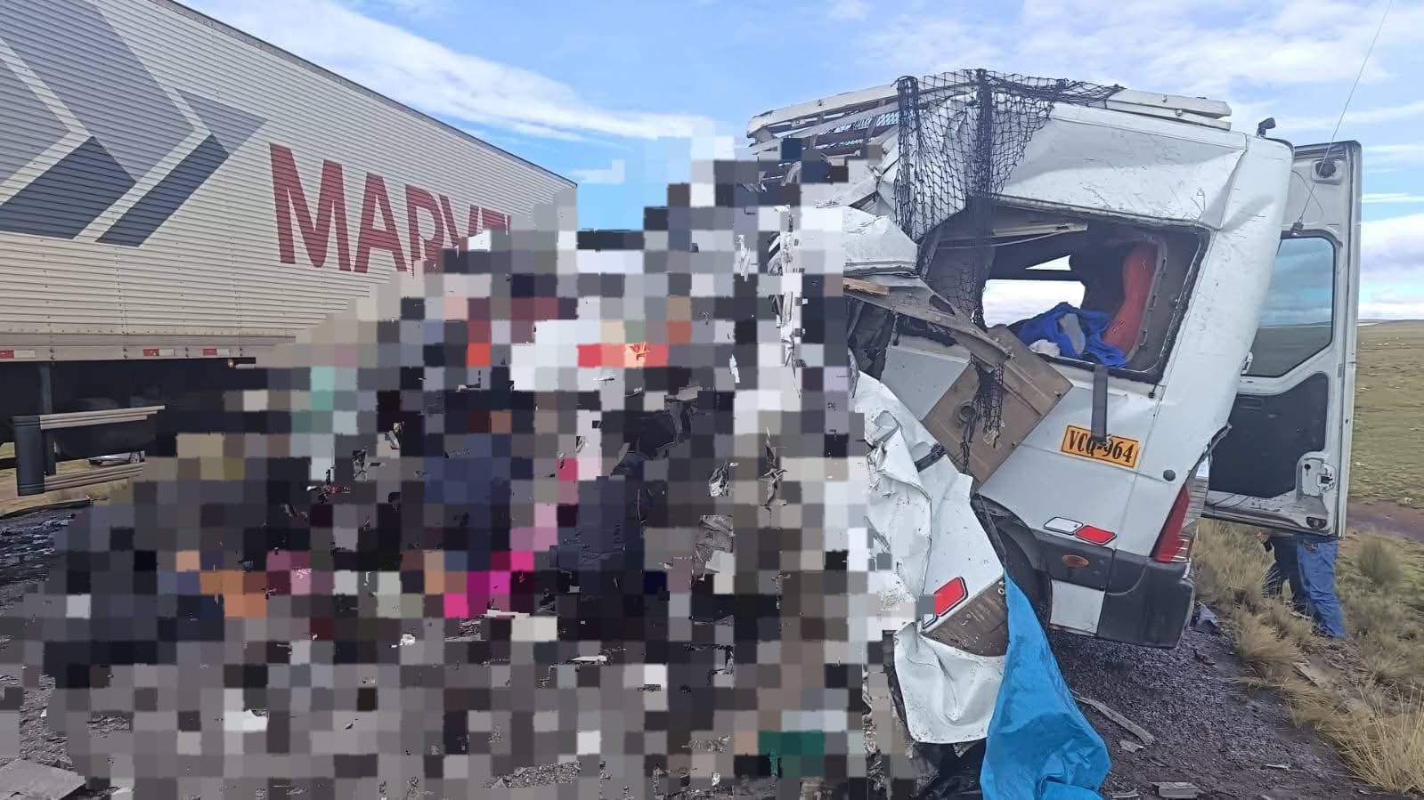 El vehículo minivan terminó destrozado. Foto: PNP.