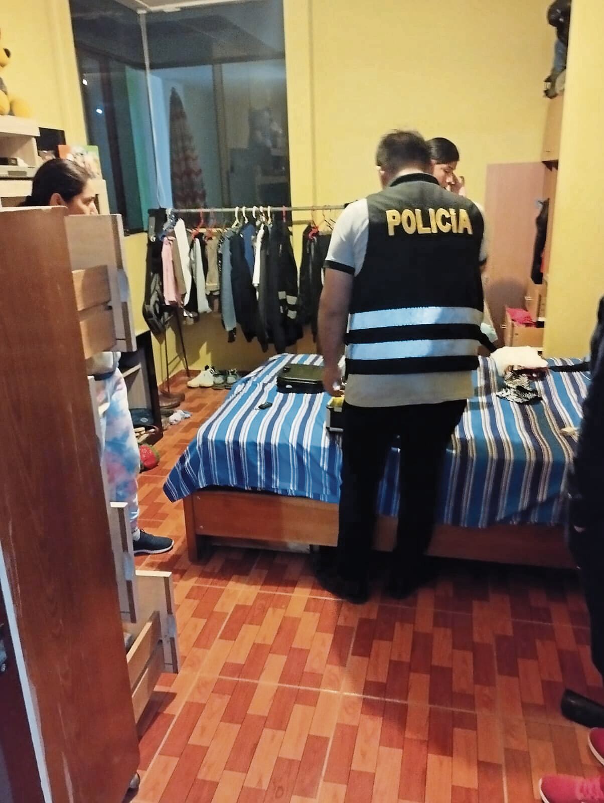 La chapa de la puerta principal fue violentada por los delincuentes con una pata de cabra. Un vecino se percartó del robo en la vivienda, en la urbanización La Providencia