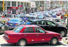Ciudadano protesta frente a sede policial y exige sanciones contra vehículos mal estacionados en Huancayo