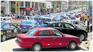 Ciudadano protesta frente a sede policial y exige sanciones contra vehículos mal estacionados en Huancayo