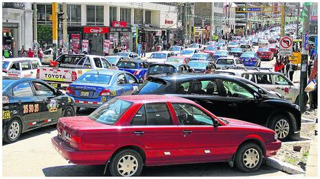 Ciudadano protesta frente a sede policial y exige sanciones contra vehículos mal estacionados en Huancayo