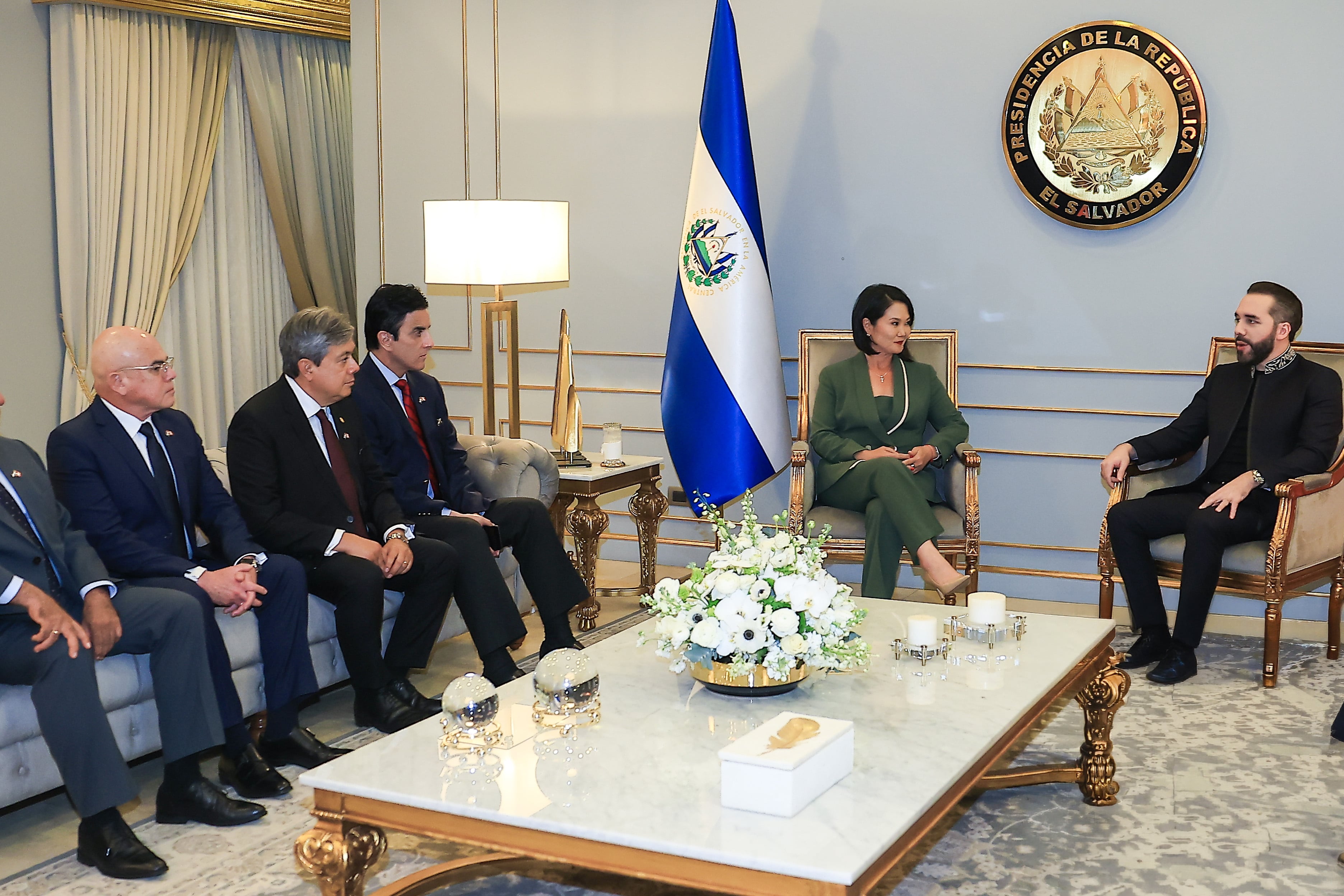 El mandatario recibió a la delegación peruana en la Casa Presidencial de San Salvador y puso a disposición información sobre las operaciones contra la delincuencia y el sistema penitenciario salvadoreño. FOTO: PRESIDENCIA