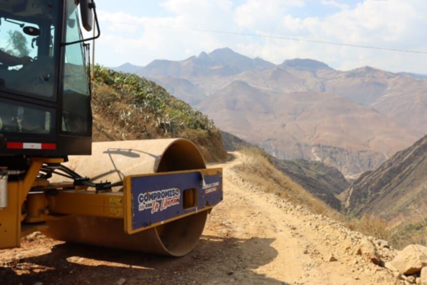 En reunión con las rondas campesinas de dicha provincia, la vicegobernador Joana Cabrera y equipo técnico asumieron compromisos para terminar perfiles técnicos de carreteras y el puente Chuquillanqui, empadronamiento de sus miembros y operativos contra la contaminación de carbón.