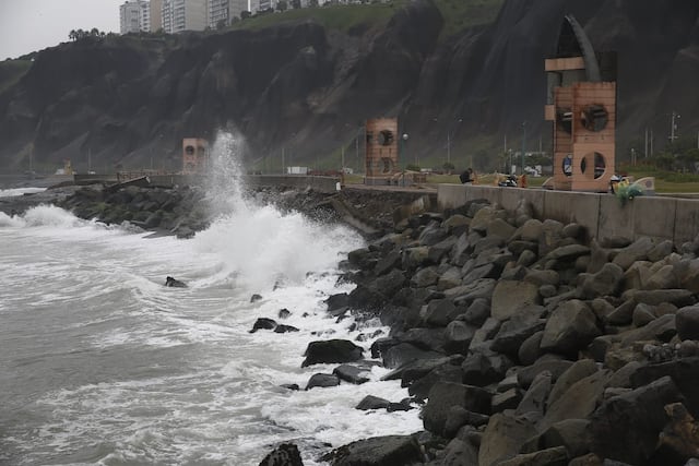 Miraflores retira cinco toneladas de basura tras oleajes anómalos en sus playas (Fotos: César Campos/GEC)