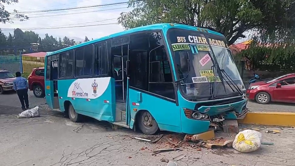 Bus y auto chocan en el ingreso del distrito de Sabandía (Foto: GEC)