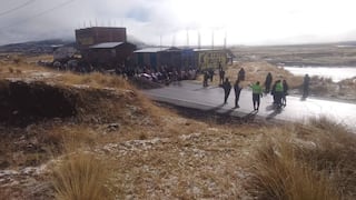Puno: Con bloqueo de vía acatan el primer día de paro de 48 horas contra la contaminación de la cuenca Llallimayo