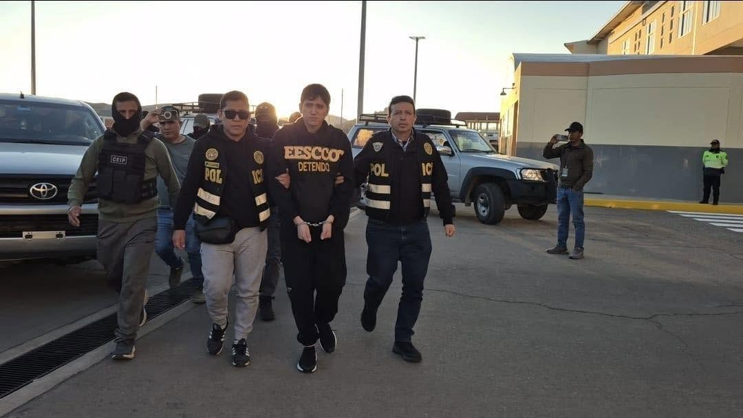 Jhonsson Smit Cruz, alias “Jhonsson Pulpo”, permaneció durante la noche en un local policial antes de ser llevado al aeropuerto de Juliaca.