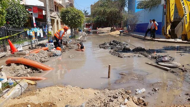 Constructora rompe tubería de agua en urbanización San Juan