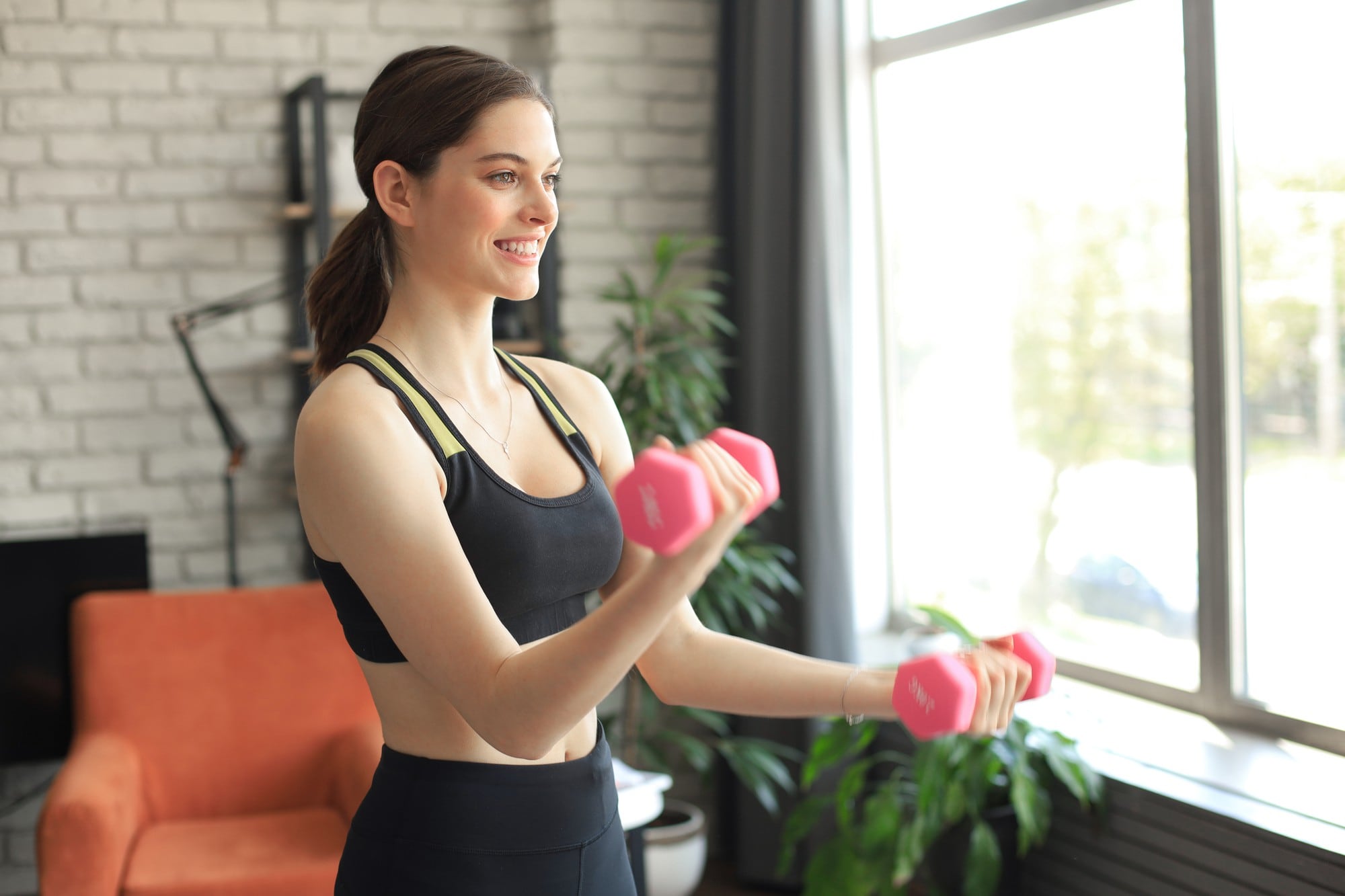 Caminar, bailar, practicar yoga o realizar ejercicios son algunas actividades que pueden mantenerse durante el periodo menstrual. La clave está en escuchar al cuerpo y adaptar la intensidad.