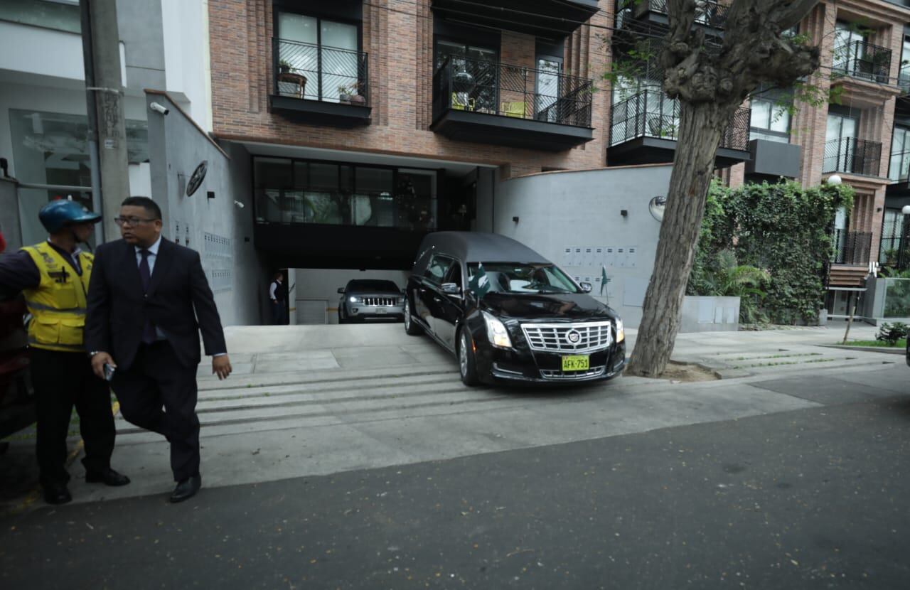 Restos de Pedro Suarez Vertiz llegó a la parroquia Nuestra Señora de Fatima en Miraflores, donde será velado.
Fotos Britanie Arroyo/ @photo.gec